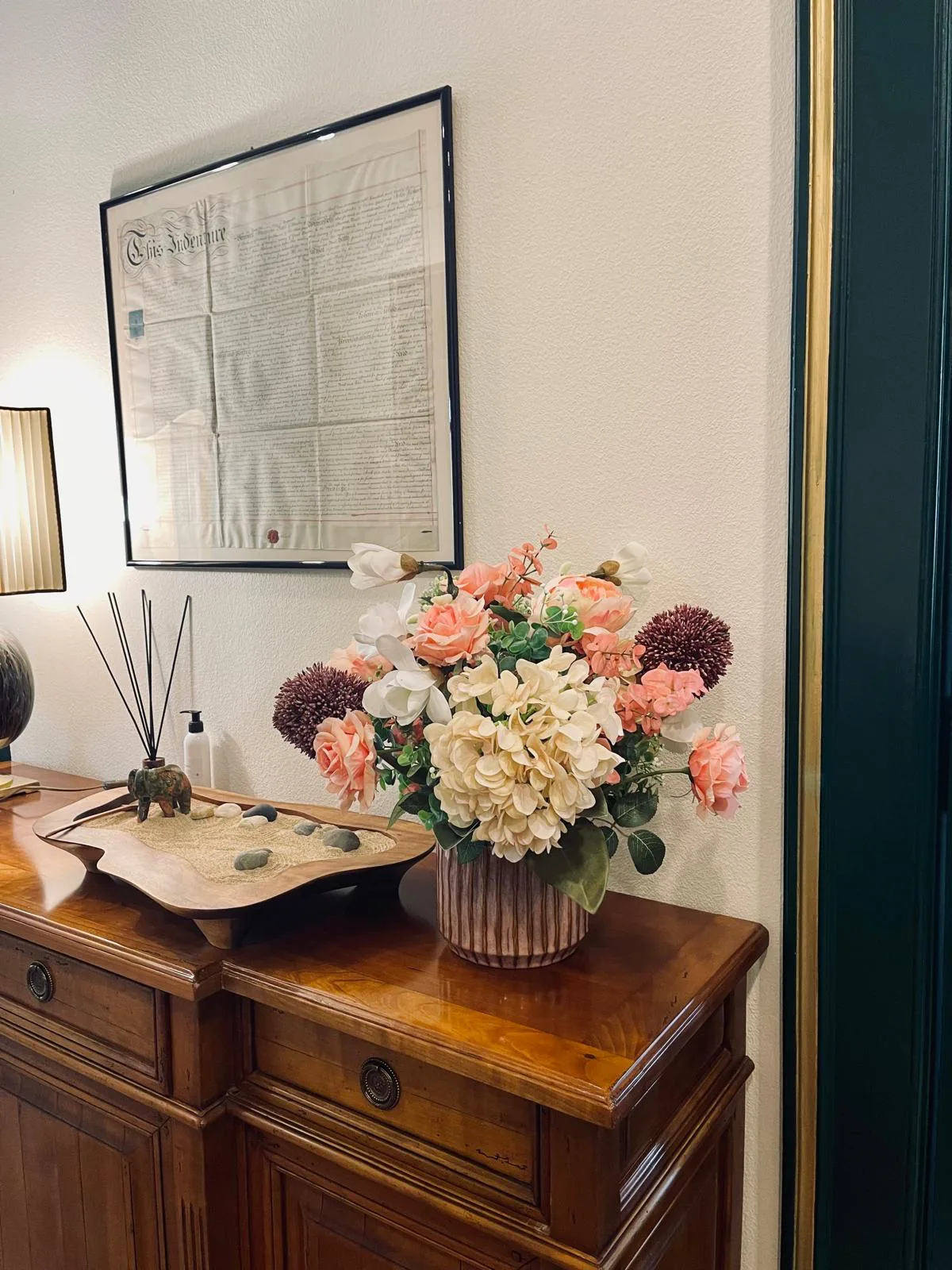 Réception de l’Étude : commode ancienne, bouquet de fleurs et diplôme encadré